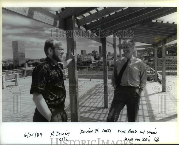 1984 Press Photo Artist Michele Biehler Speaks With Lofts Manager James Aday