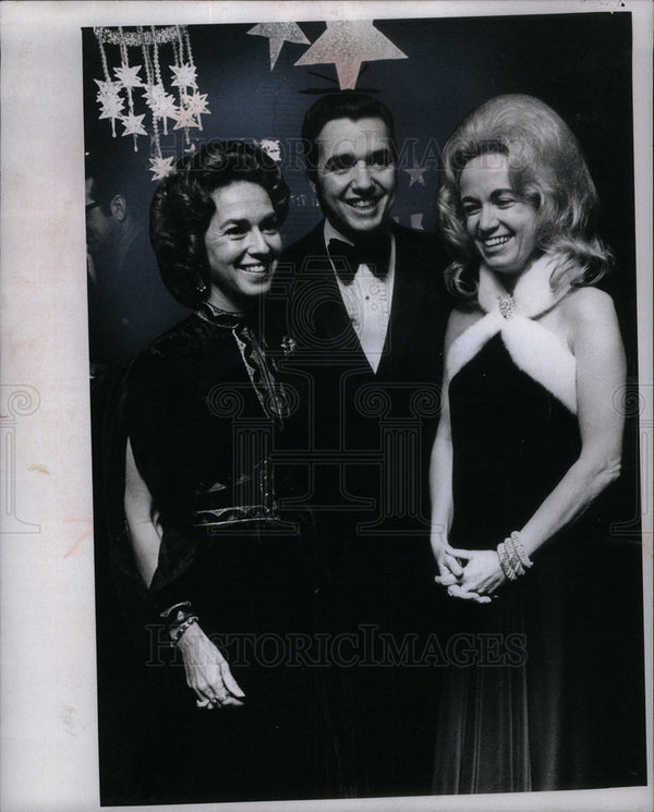 1971 Press Photo Mr. & Mrs. Douglas & Mrs. Walter Fishe - Historic Images