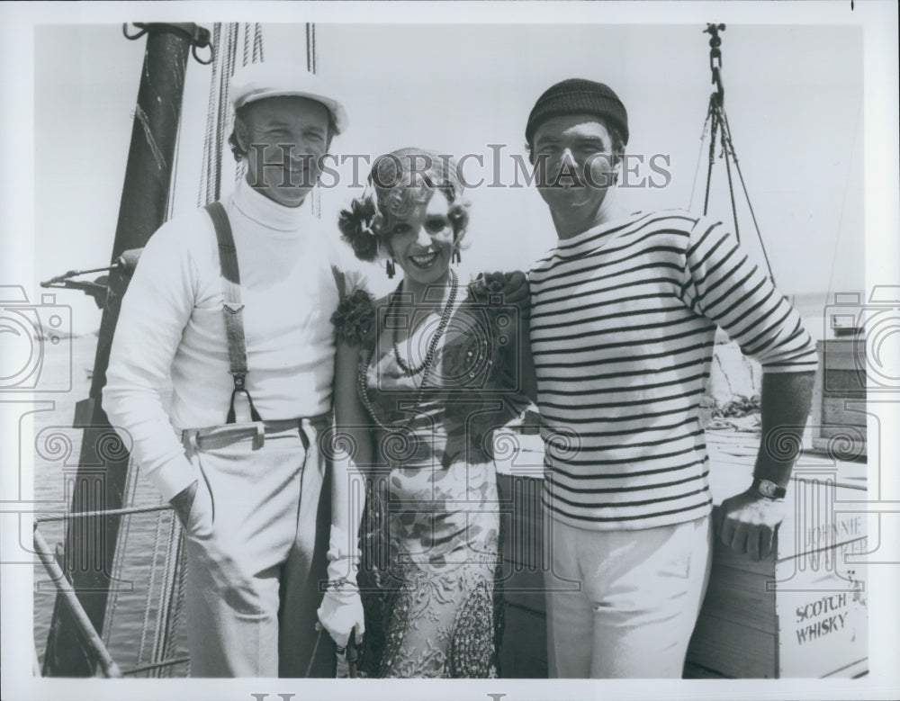 Press Photo Unidentified Actors on Boat in Black and White Film Still - Historic Images