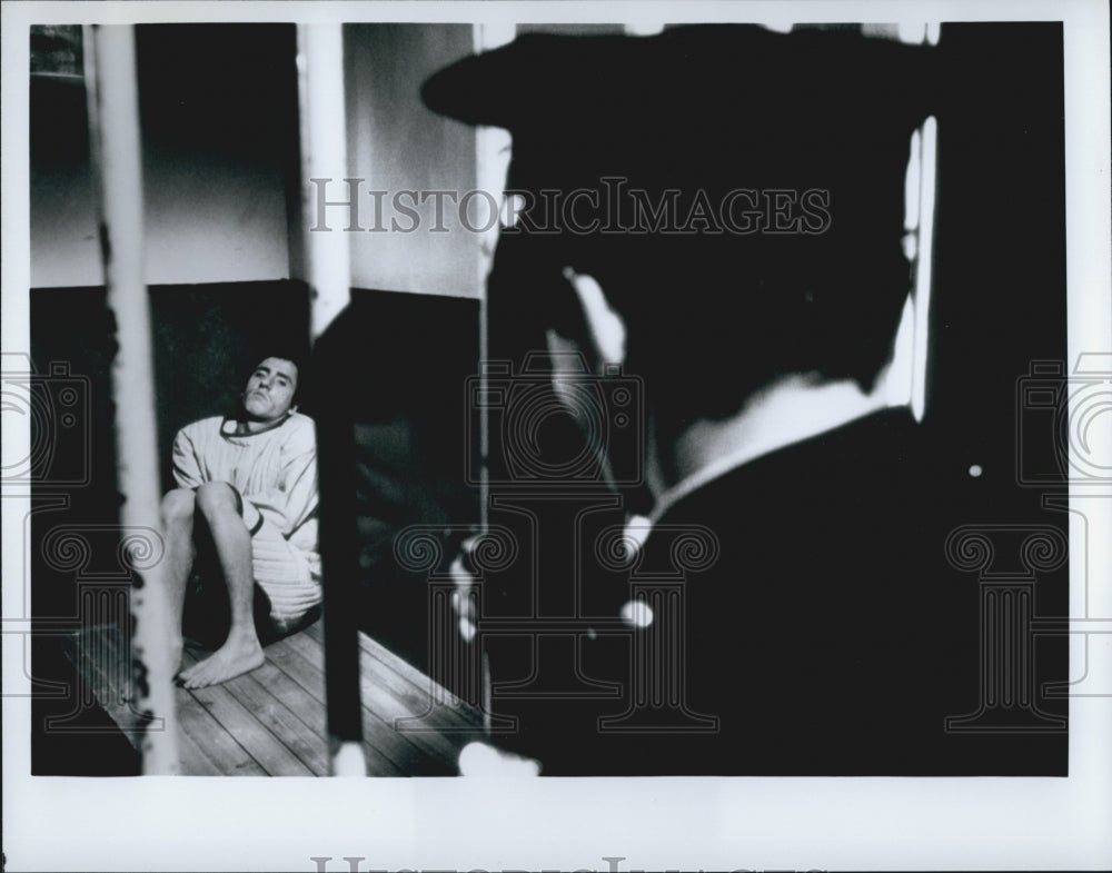 Press Photo Unknown Film Actor In Prison Scene - Historic Images