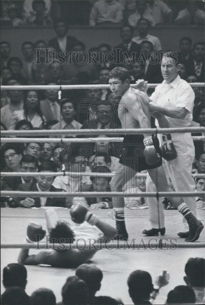 Press Photo Shozo Saijo Is Knocked Down By Antonio Gomez & Fight Ends - Historic Images