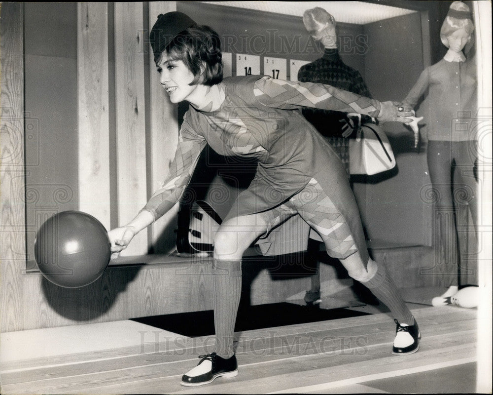 1964 Press Photo Bowling outfit by designer Teddy Tinling
