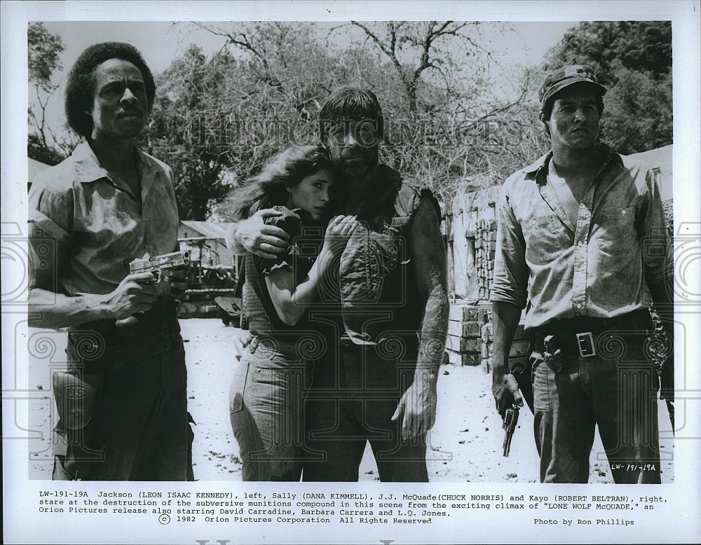 1982 Press Photo Actor Leon Issac Kennedy &amp; Dana Kimmell In &quot;Lone Wolf McQuade&quot;- Historic Images