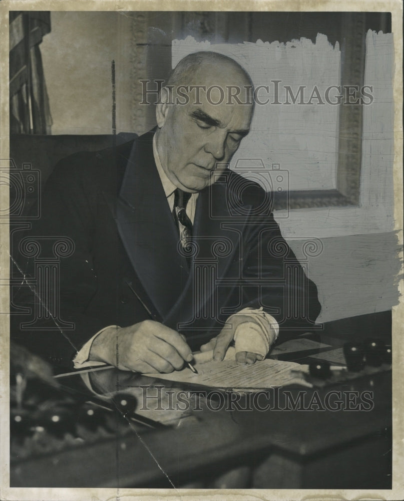 1950 Press Photo Jayne Bench Circuit Court Bandage Work - RRW32179 - Historic Images