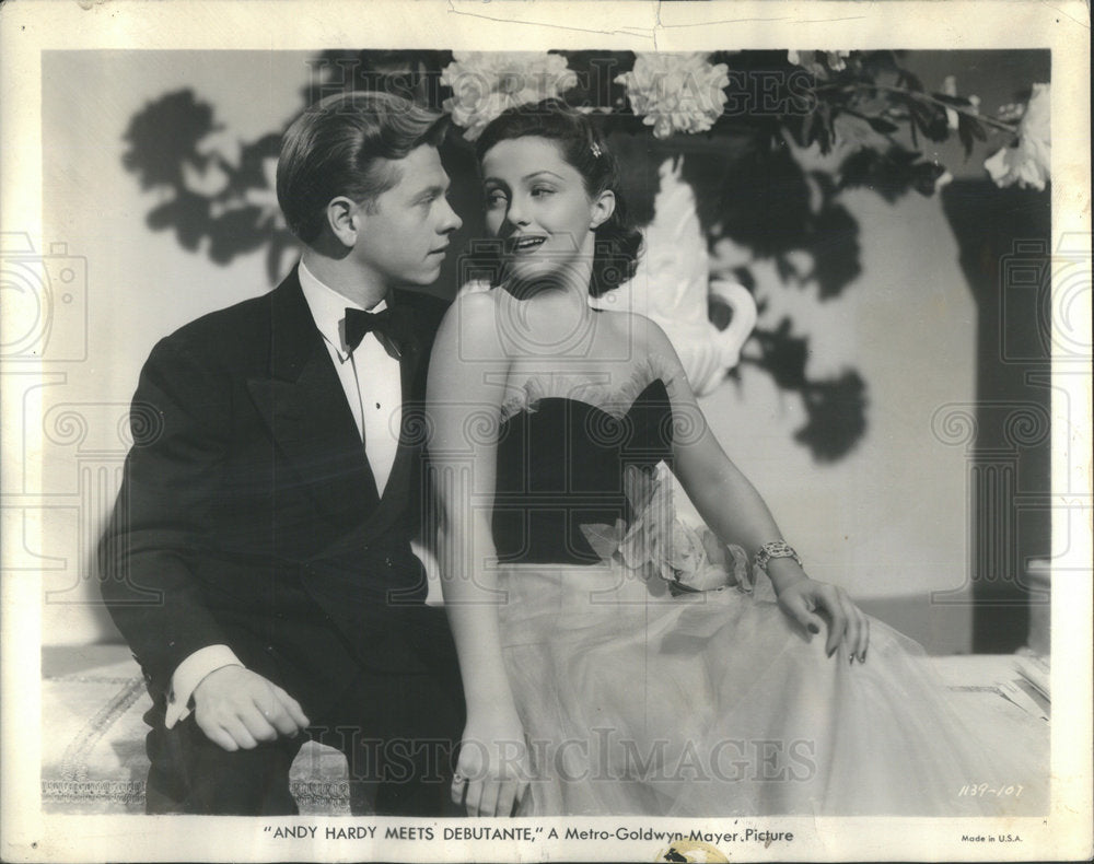 1940 Press Photo Diana Lewis &amp; Mickey Rooney in &quot; Andy Hardy Meets Debutante&quot; - Historic Images