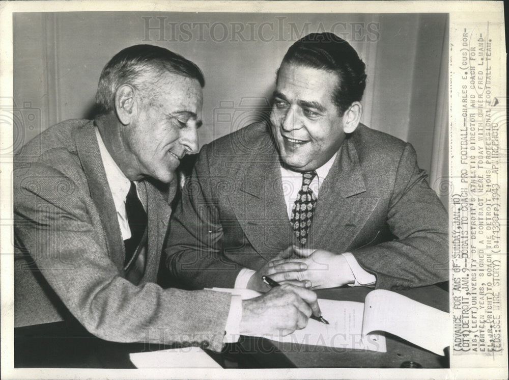 1943 Press Photo Charles Dorais Signs Contract Coach Detroit Lions Fred Mandel - Historic Images