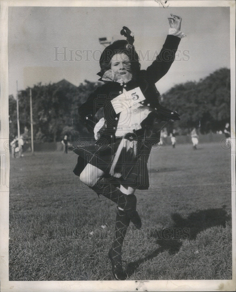 1950 Press Photo Margaret MacDonald in action winning the Scottish Dancers contest - Historic Images