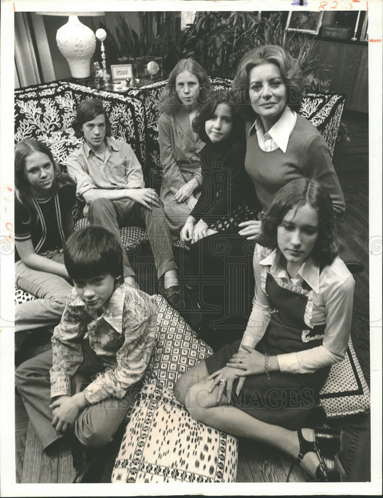 1975 Press Photo Barbara Walters Reporter NBC Children Divorce - Historic Images
