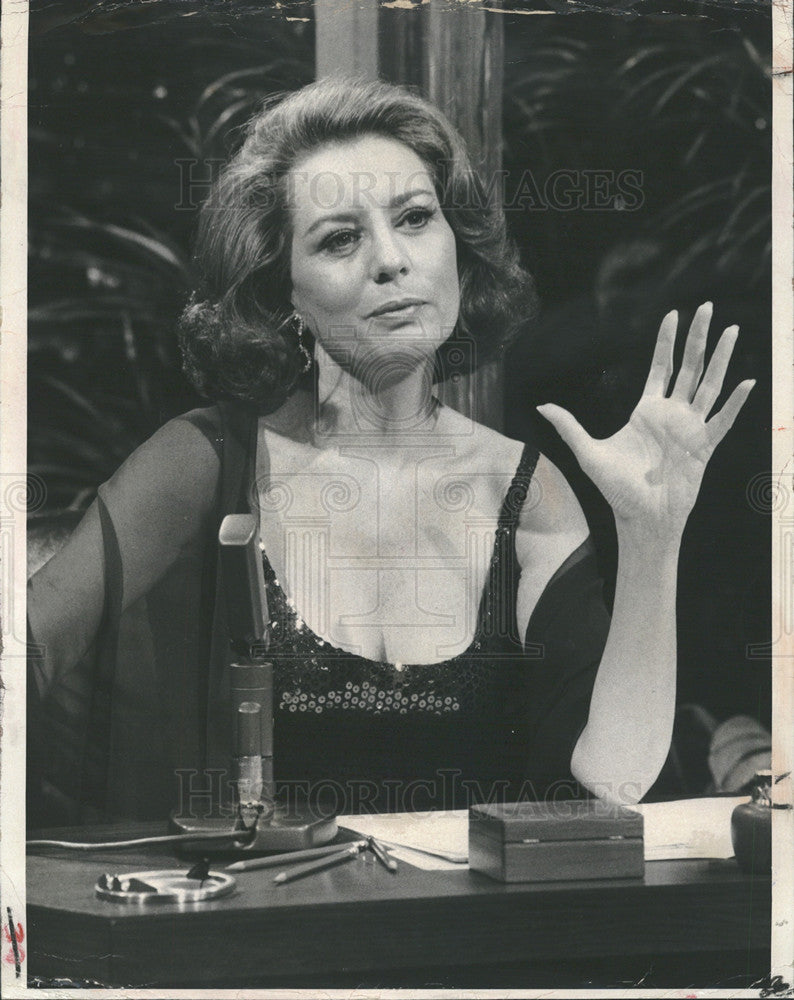 1975 Press Photo Barbara Walters Reporter Guest Host Johnny Carson Tonight Show - Historic Images