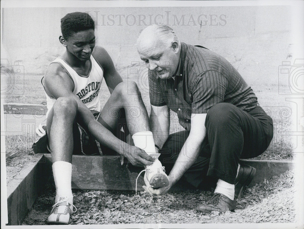 1959 Press Photo John Thomas,Boston U high jumper and coach Ed Flanagan - Historic Images