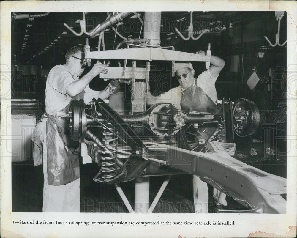 1964 Press Photo Workmen putting coil springs of rear suspension at Ford plant - Historic Images