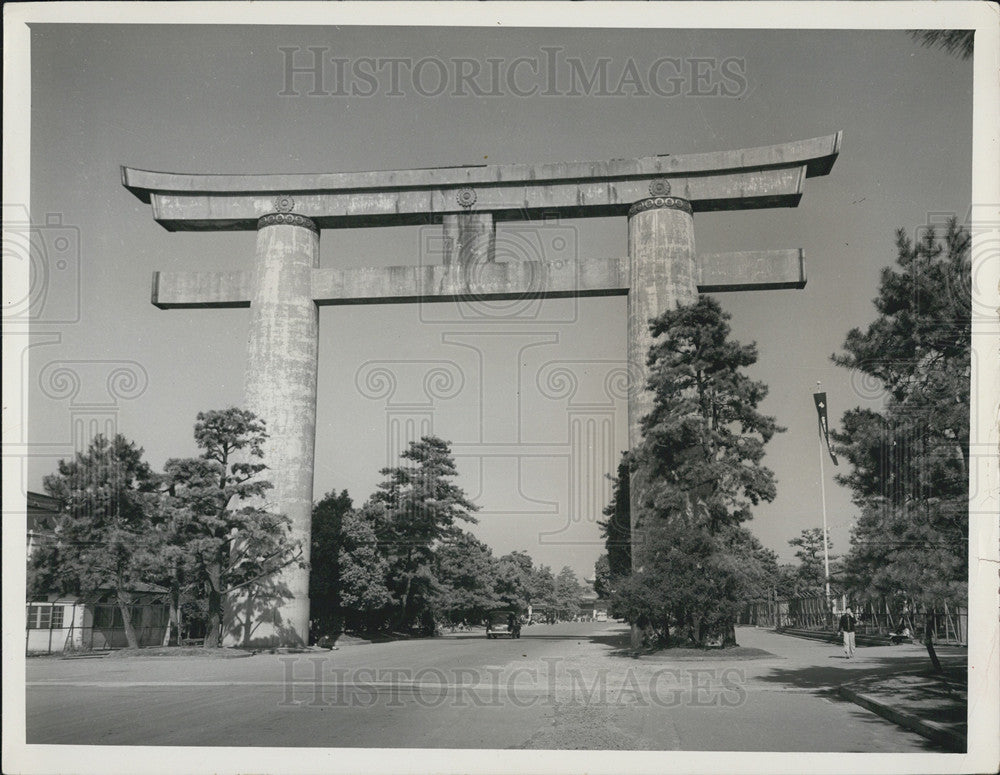 Press Photo The Great Torii the entrance to the Heian Shrine in Kyote Japan - Historic Images