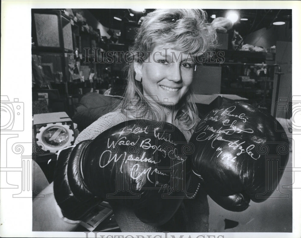Press Photo Pro Boxer Marvelous Marvin Hagler's Championship Gloves Middleweight - Historic Images