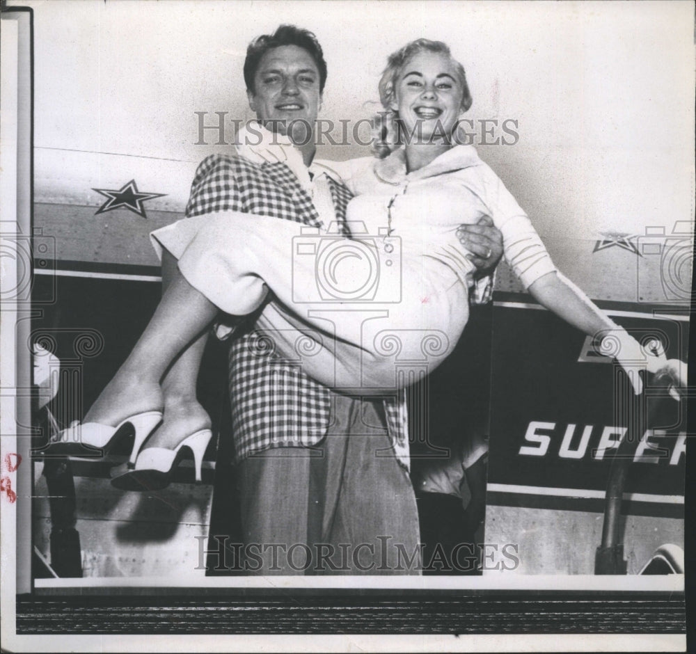 1956 Singer Guy Mitchell And Wife Else Sorensen Depart Plane Atlanta - Historic Images