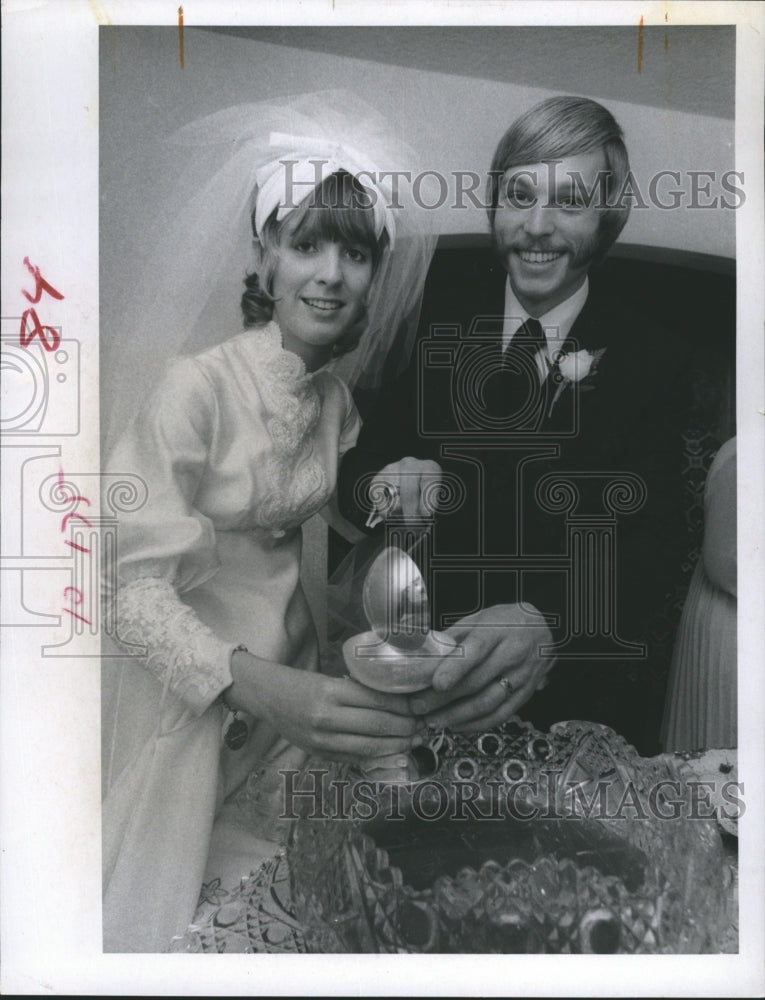 1971 Press Photo Robert Lewis Parker Charyn Anne Kempe Wedding Reception - Historic Images