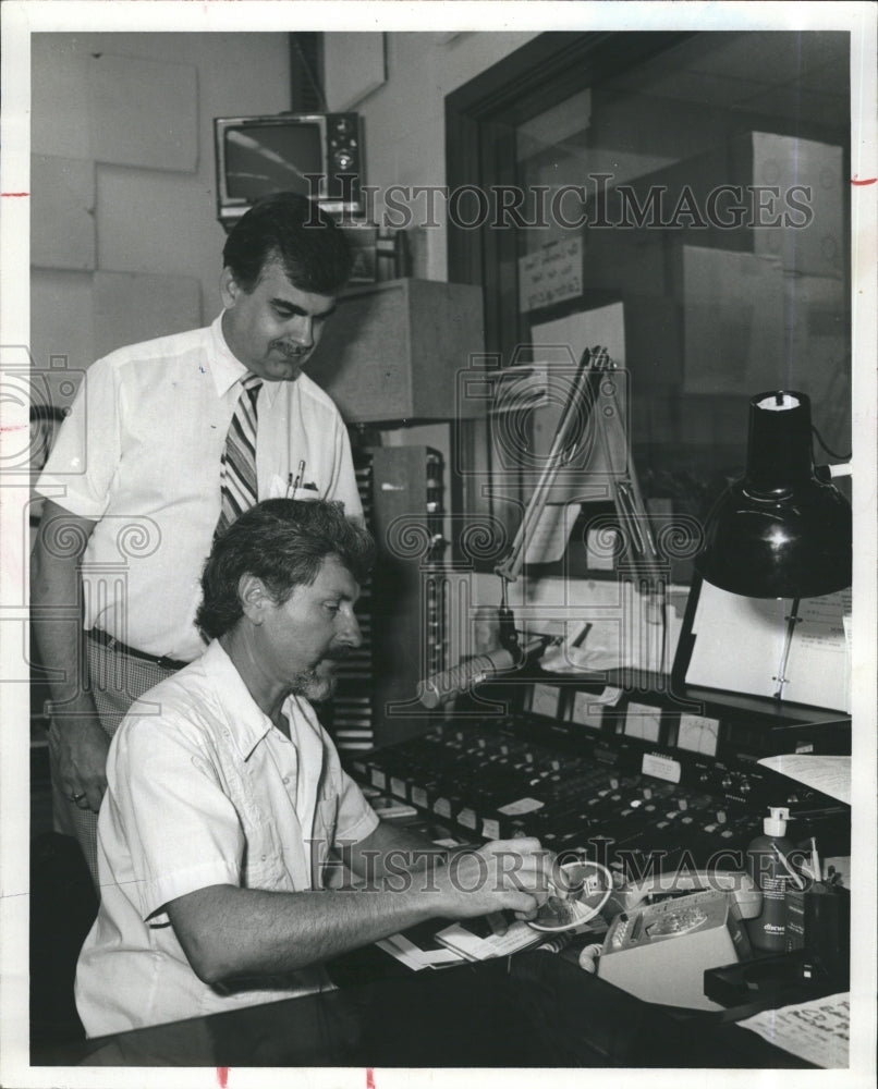1983 Press Photo John Young Manager Of WUSF-FM - Historic Images