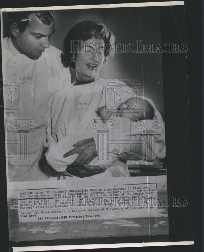1967 Press Photo Mrs. George Romney, wife of the Michigan Governor, holding Tim - Historic Images