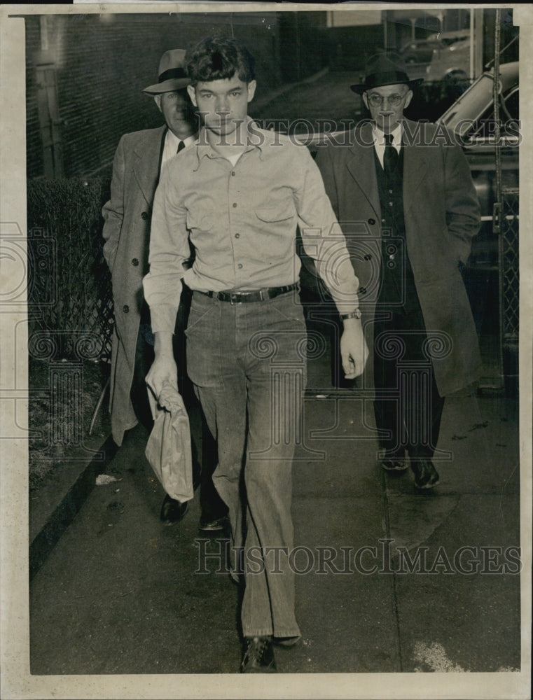 1950 Press Photo Francis Whorf Enters Prison For Killing Father - Historic Images
