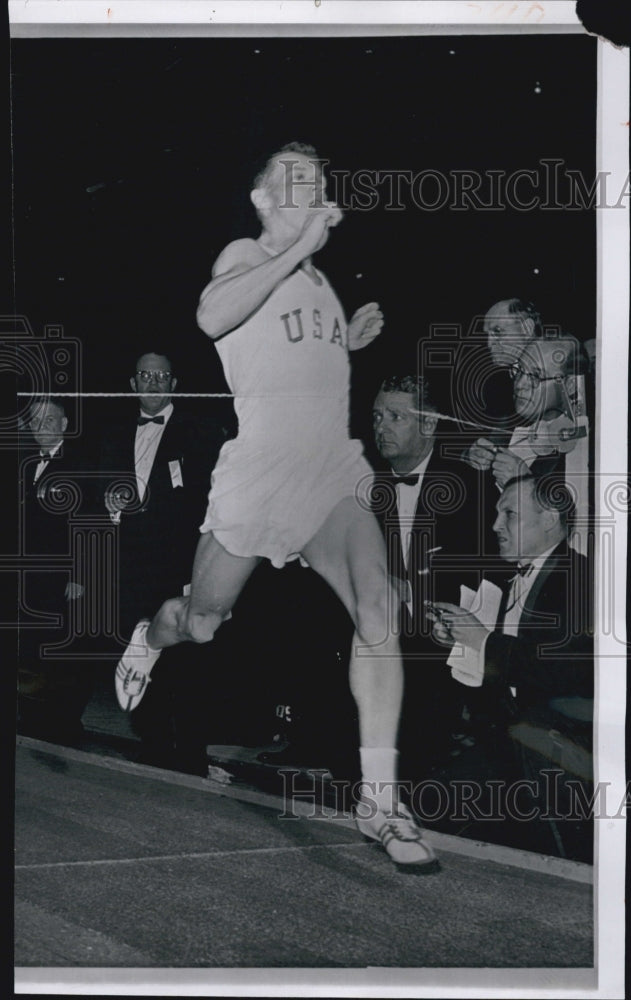 1959 Press Photo Bill Dellinger Distance Runner AAU Three Mile World Record - Historic Images
