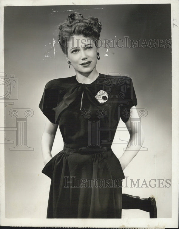 1945 Press Photo Grace Lenard Models Sheer Crepe Dress By Ariane  Mirea-Theater O