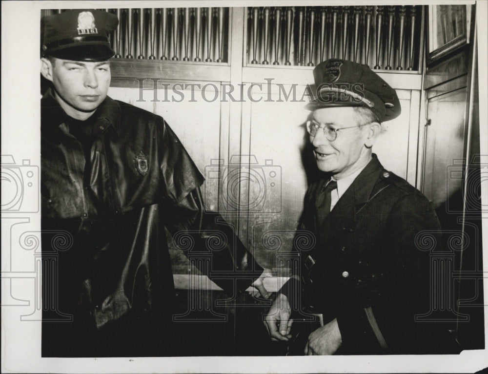 1950 Press Photo George Thorbourn Brinks Guard Questioned AT Hdqrtrs in Boston - Historic Images