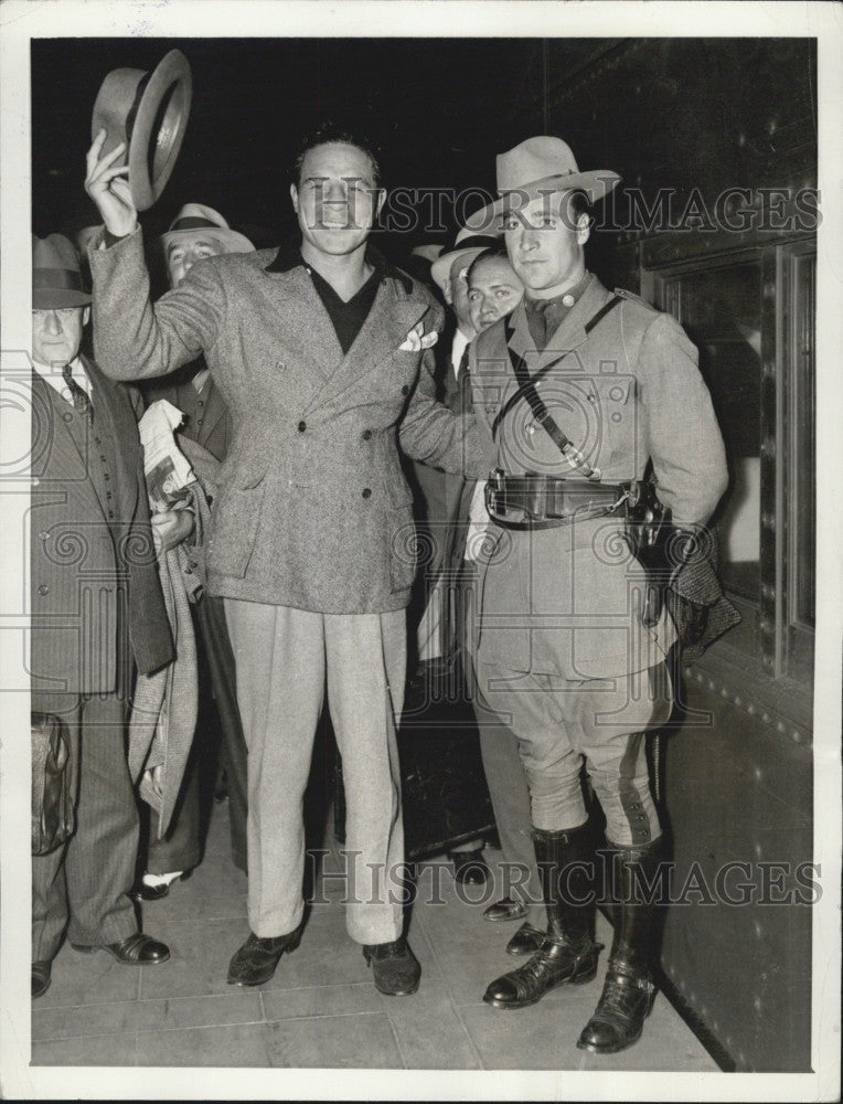 1935 Press Photo NY Troopers and boxer Max Baer - Historic Images