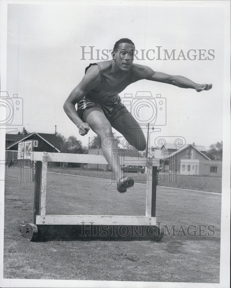 1959 Press Photo Athlete Lonnie Sanders going over hurdles - Historic Images