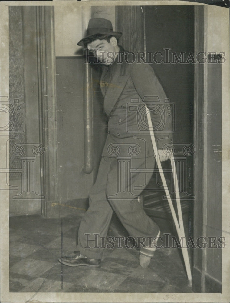1950 Press Photo James Dittman on Crutches at Police Headquarters Line Up - Historic Images