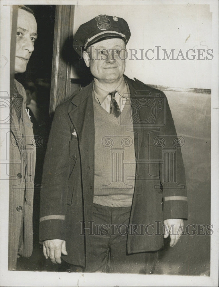 1950 Press Photo Brink's employee Laurence W. Schauss - Historic Images