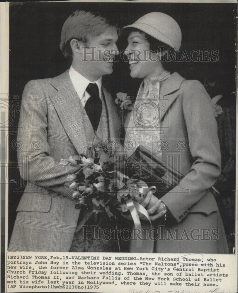 1975 Press Photo Richard Thomas in &quot;The Waltons&quot; w/ wife Alma Gonzales - Historic Images