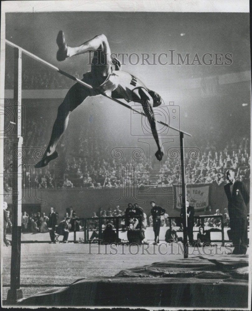 1956 Press Photo Morgan State high jumper Bob Barksdale in action - Historic Images