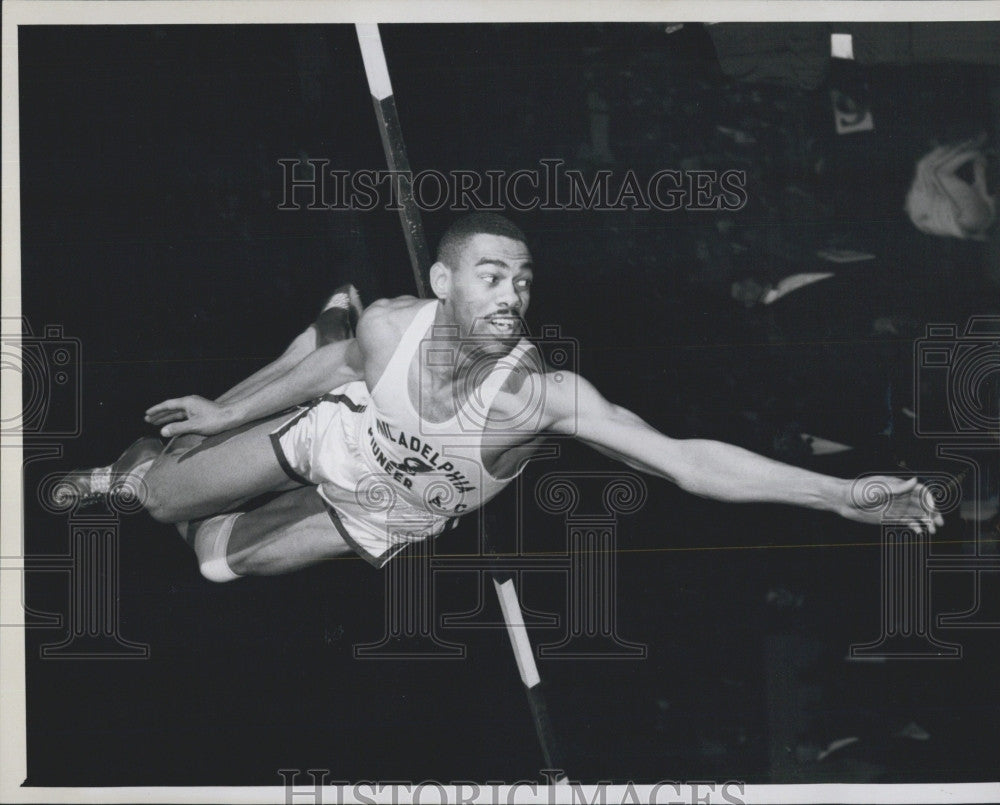 1958 Press Photo Robert Barksdale at highjump in Boston - Historic Images