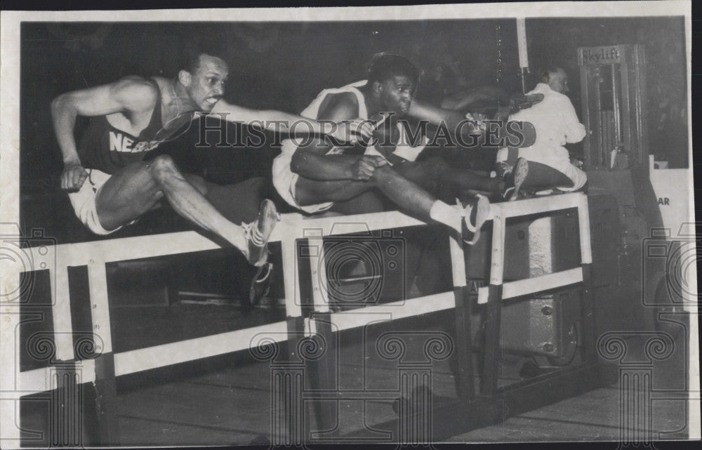 1958 Press Photo Hayes Jones (Second from Left) Leaps First Hurdle - Historic Images
