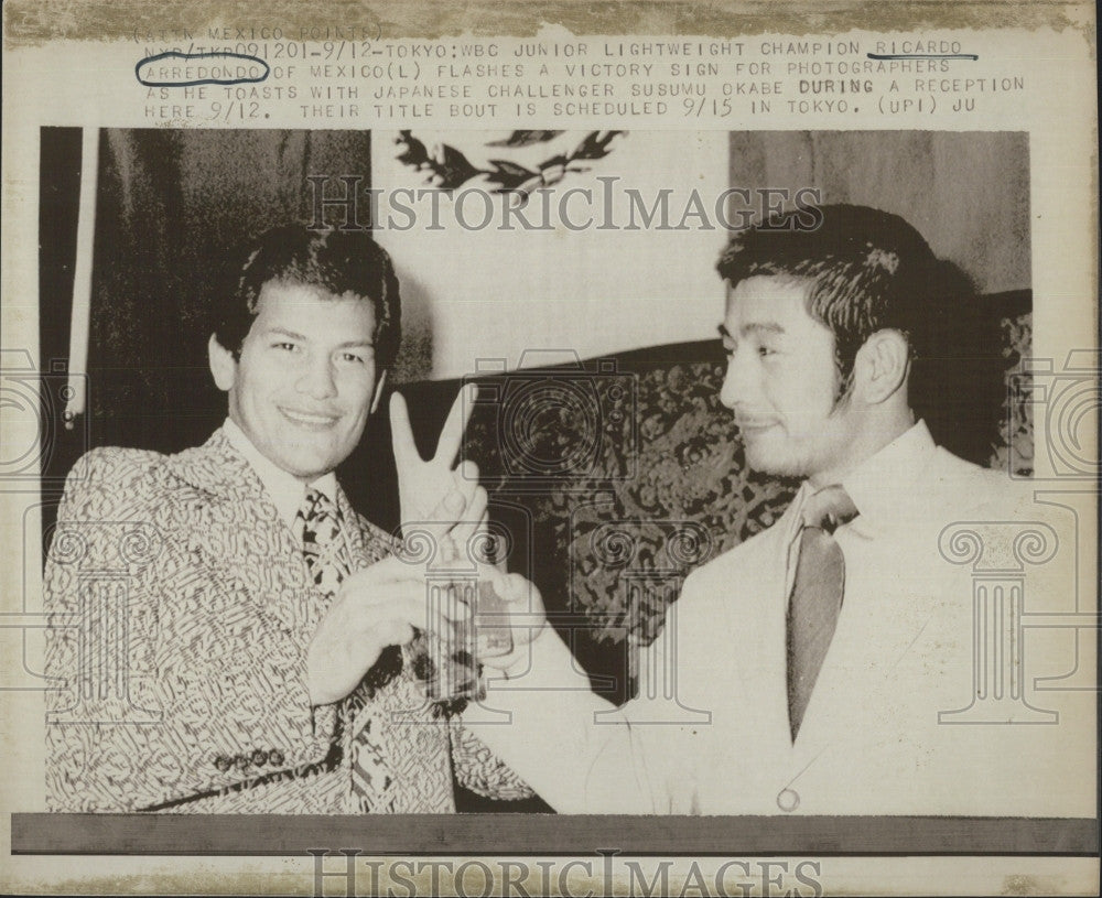 Press Photo Ricardo Arredondo Toasts Japanese Challenger Susumu Okabe - Historic Images