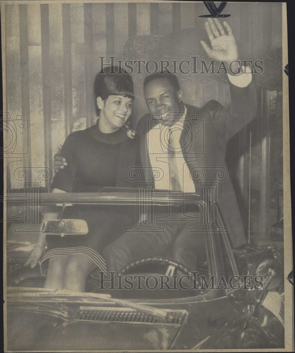 Frank Robinson of the Baltimore Orioles and his wife Barbara 1966 Vintage  Press Photo Print - Historic Images