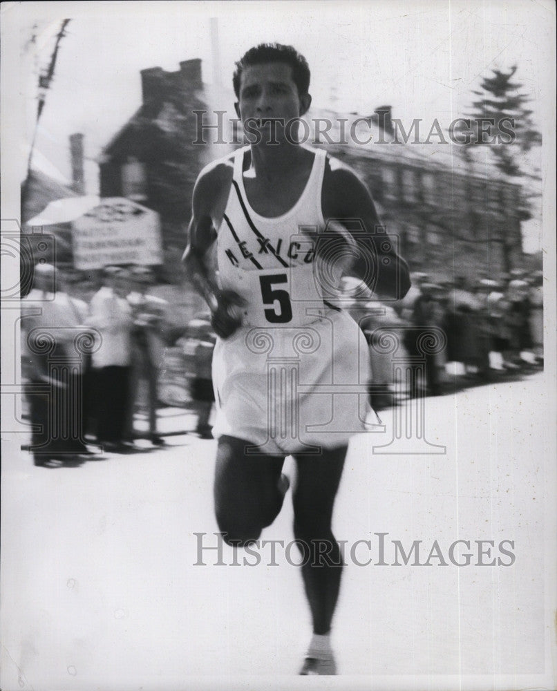1958 Press Photo Pedro Peralta of Mexico in BAA Marathon in 1958. - Historic Images