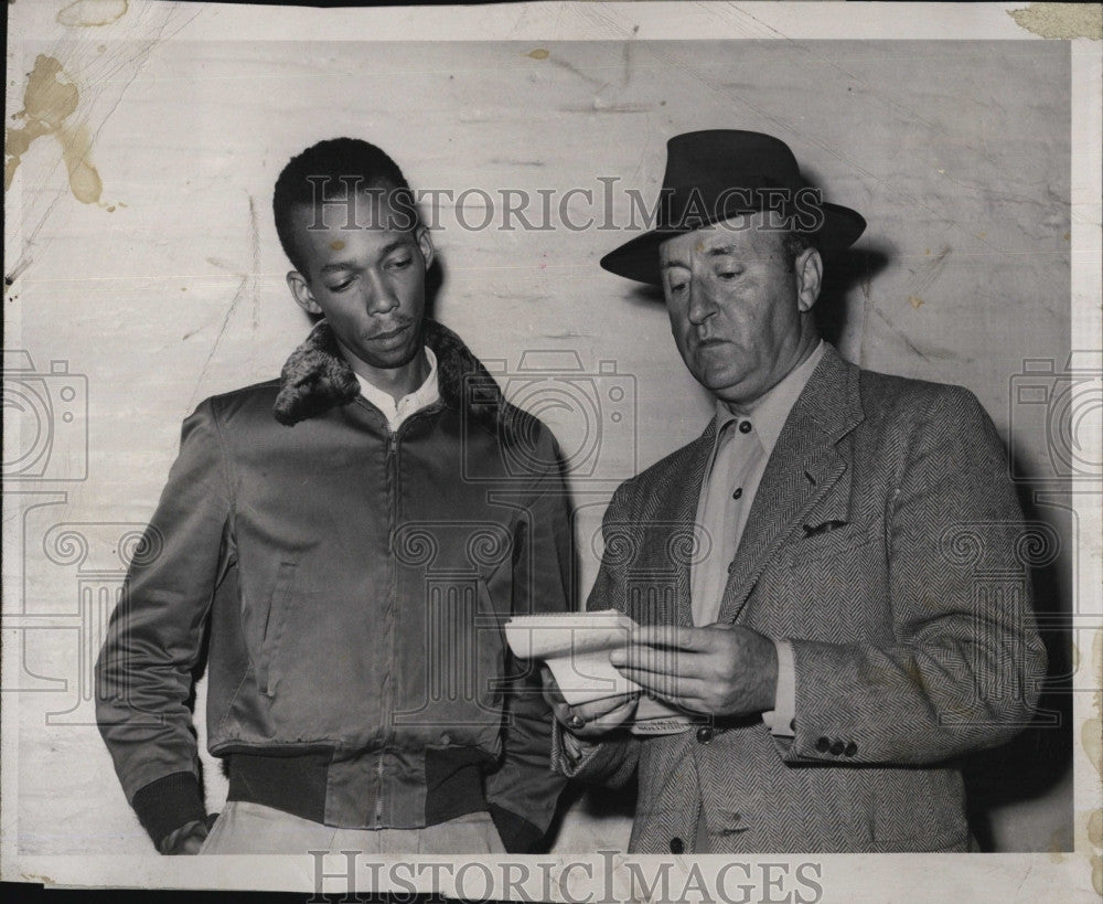 1950 Press Photo Detective John F Horgan, Attempted Murder Suspect Junius Clarke - Historic Images