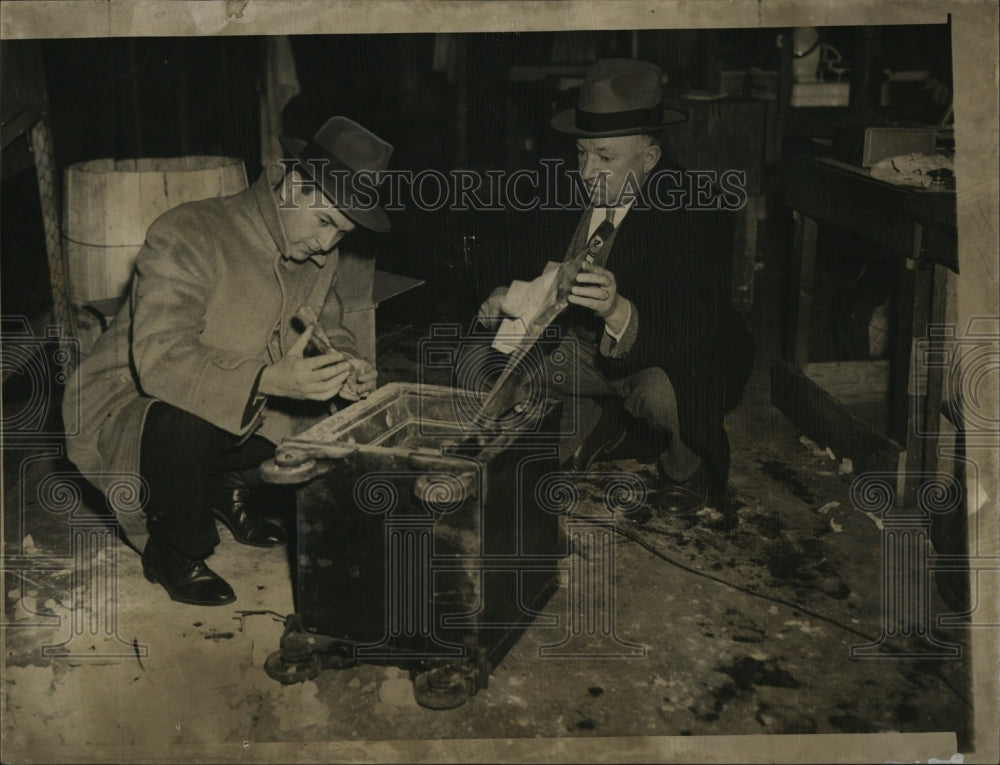 1950 Press Photo Inspectors James Fitzpatrick Edward Forrestall safe Public - Historic Images
