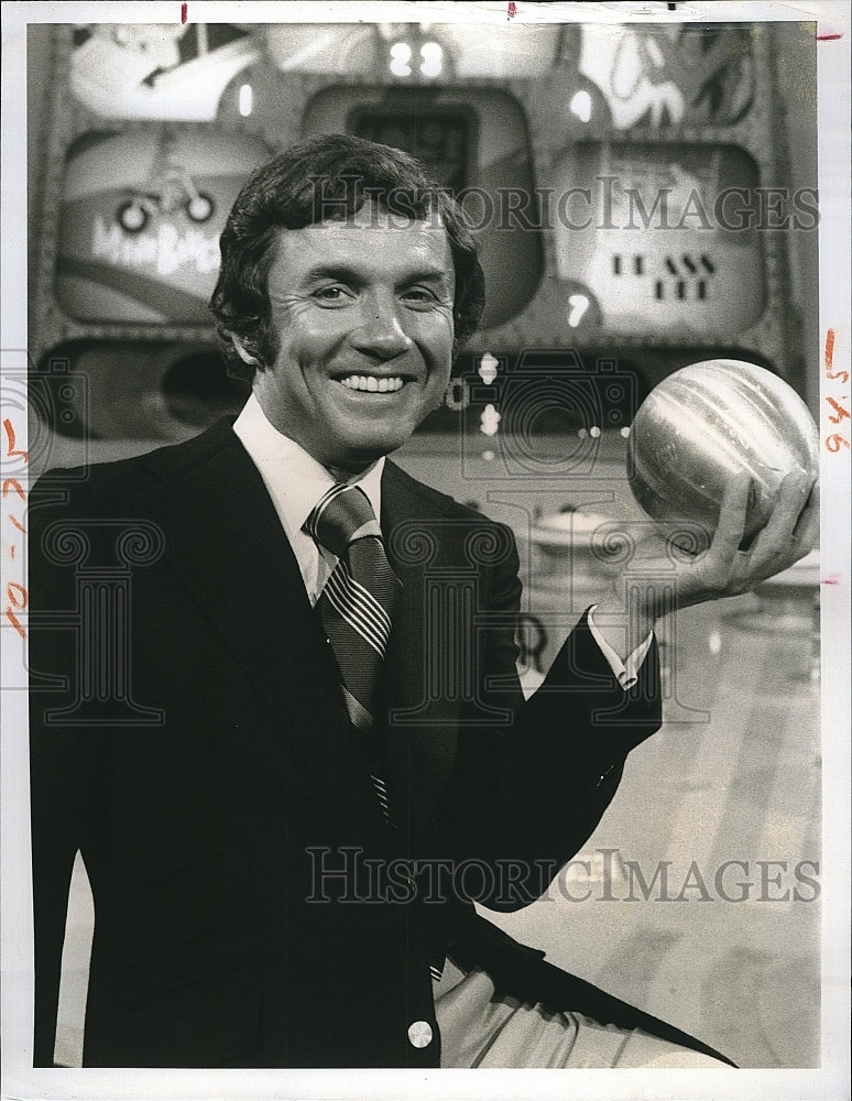 1975 Press Photo Art James American TV Game Show Host Magnificent Marble Machine - Historic Images
