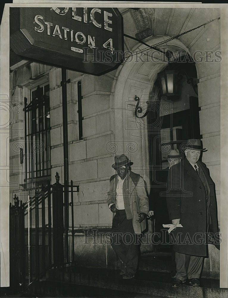 1950 Press Photo George McCarty being taken from Station 4 to City Hospital - Historic Images