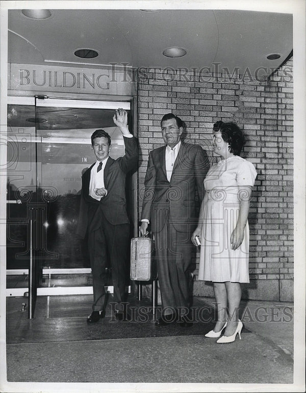 1964 Press Photo Everett Knowles After Reattachment Surgery On His Arm