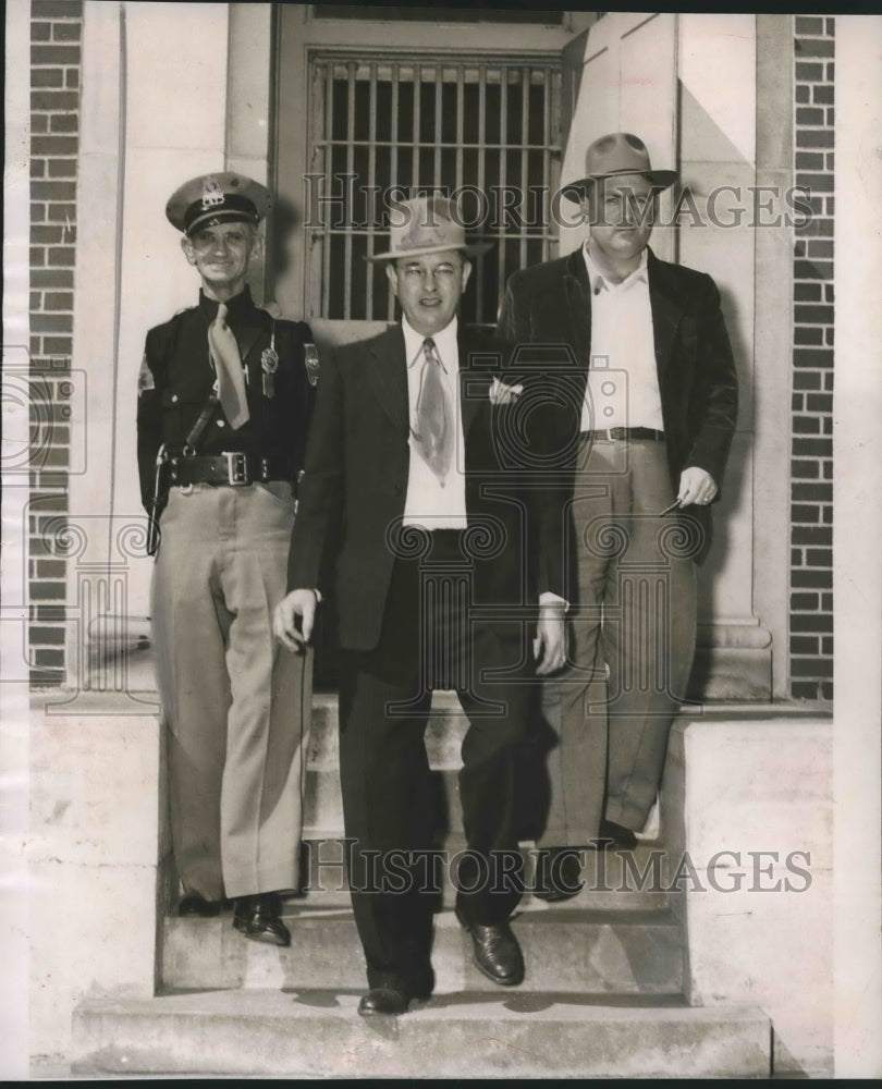1950 Press Photo Claude Luker, taken from Saint Clair County Jail with Officers - Historic Images