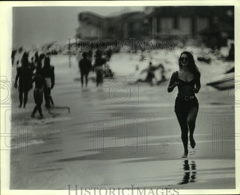 Press Photo Stephanie Bowling runs along the beach in Alabama - amra00391 - Historic Images