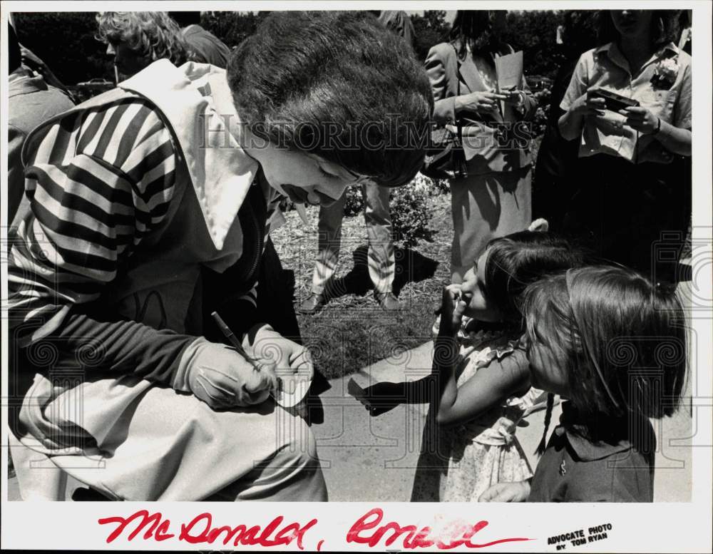 1985 Press Photo Ronald McDonald signs autographs for Children in Darien- Historic Images