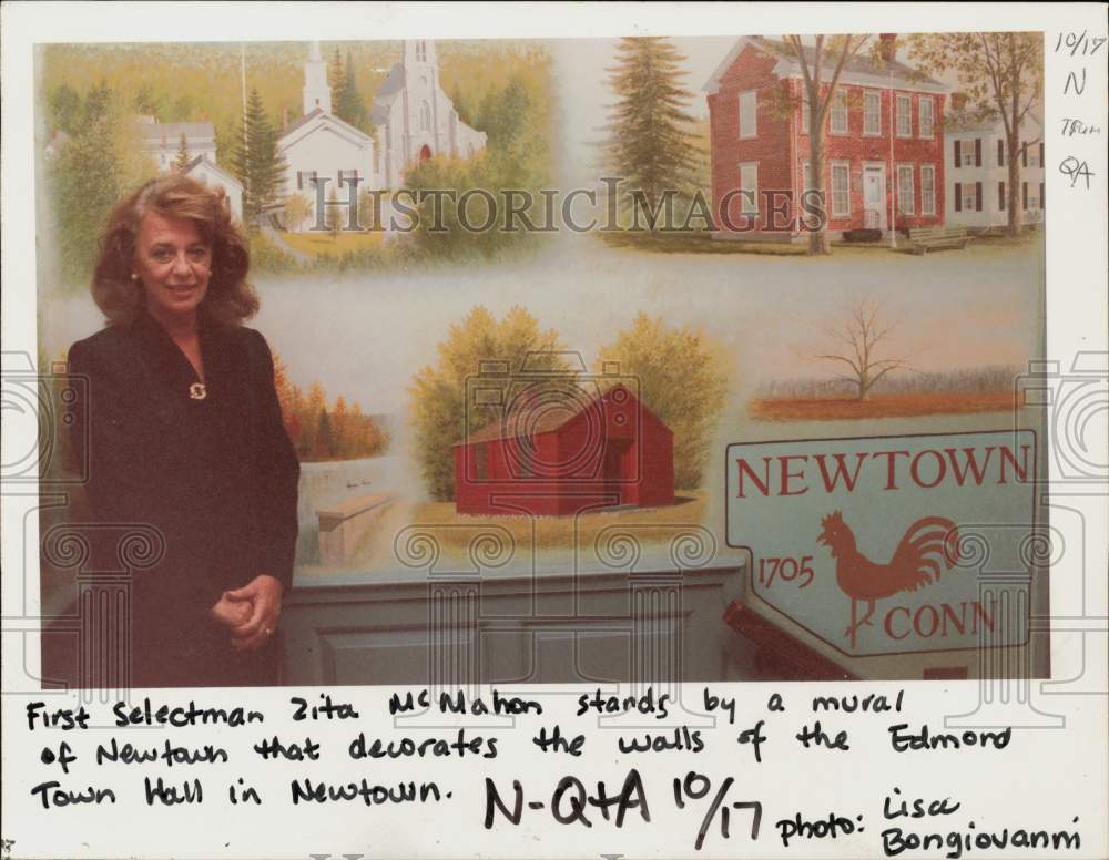 Press Photo Zita McMahon stands by a mural at Edmond Town Hall in Newtown - Historic Images