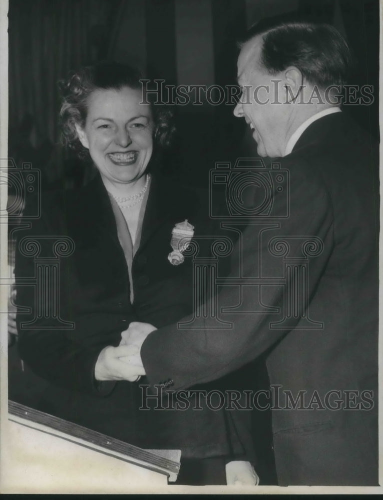 19581 Press Photo Helen Gahagan Douglas Welcomed by Walter Reuther - Historic Images
