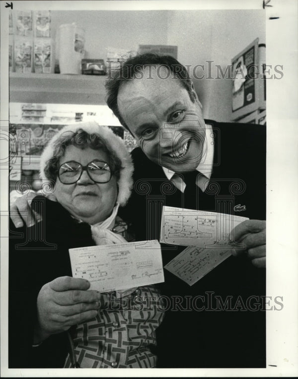 1984 Press Photo Jane General Wins 1000 a Week Burton Saltzman Sells Ticket