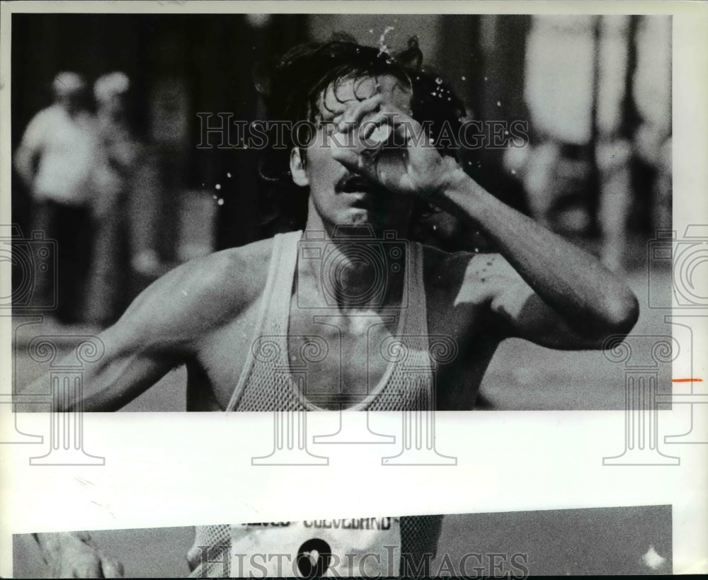 Press Photo Runner No. 8 who finished 3rd in the 26 mile race gets some - Historic Images