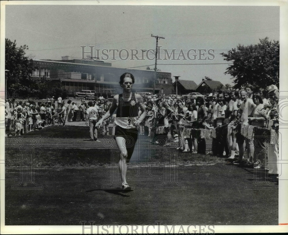 Press Photo Runner in action during the event - cvb47575 - Historic Images