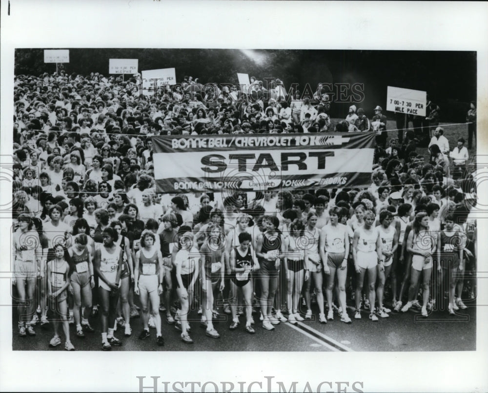 Press Photo Runners at the Start of the Bonne Bell/Chevrolet 10K Marathon - Historic Images